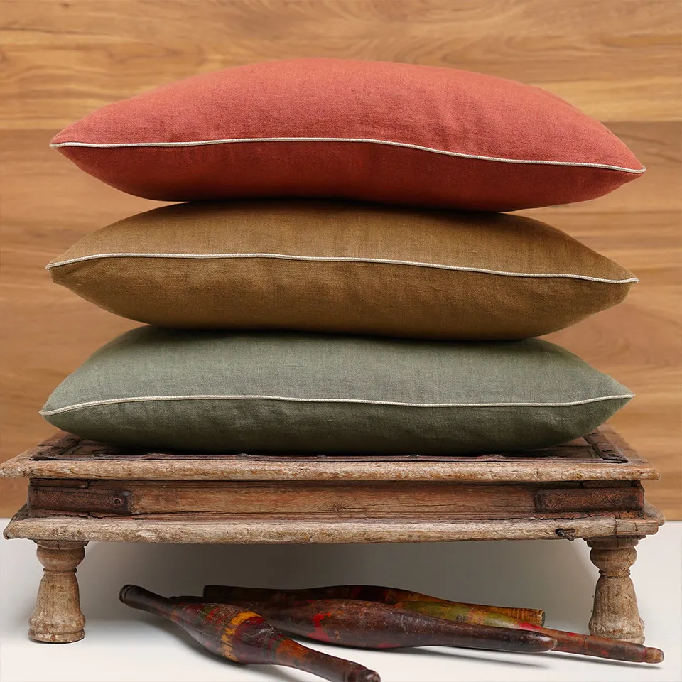 Coussins décoratifs, plaids et accessoires textiles pour une déco éco-responsable - Fleur de lin - Coussin Fleur de Lin : lin doux, passepoil lumineux et style naturel chic !