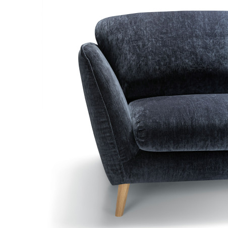 Canapé SITS en velours chenillé coloris dark blue Stella avec pieds bois - Zoom accoudoir & pied | Axodeco.fr