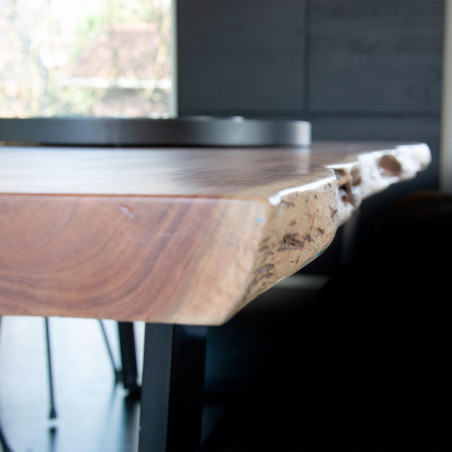 Table de salle à manger Kaz CASTLE LINE en bois d'acacia et pieds métal noir - Détail matière I Axodeco.fr