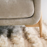 Fauteuil large SITS en velours chenillé coloris cold beige  Jenny avec pieds bois - Zoom pied n°2 I Axodeco.fr Fauteuil large SITS en velours chenillé coloris cold beige  Jenny avec pieds bois - Zoom pied n°2 I Axodeco.fr