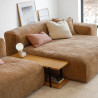 Canapé d'angle SITS en tissu chenille Edda coloris Teddy Brown avec pieds bois et tablettes - Ambiance I Axodeco.fr Canapé d'angle SITS en tissu chenille Edda coloris Teddy Brown avec pieds bois et tablettes - Ambiance I Axodeco.fr