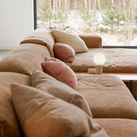 Canapé d'angle SITS en tissu chenille Edda coloris Teddy Brown avec pieds bois et tablettes - Ambiance I Axodeco.fr