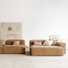 Canapé d'angle SITS en tissu chenille Edda coloris Teddy Brown avec pieds bois et tablettes - Ambiance I Axodeco.fr Canapé d'angle SITS en tissu chenille Edda coloris Teddy Brown avec pieds bois et tablettes - Ambiance I Axodeco.fr
