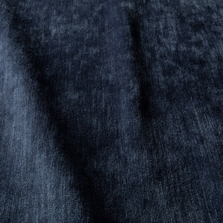 Fauteuil SITS en velours chenillé Teddy coloris dark blue avec pieds bois -  Echantillon tissu I Axodeco.fr