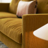 Canapé SITS en velours côtelé Impulse coloris mustard avec pieds métal - Ambiance zoom matière I Axodeco.fr Canapé SITS en velours côtelé Impulse coloris mustard avec pieds métal - Ambiance zoom matière I Axodeco.fr