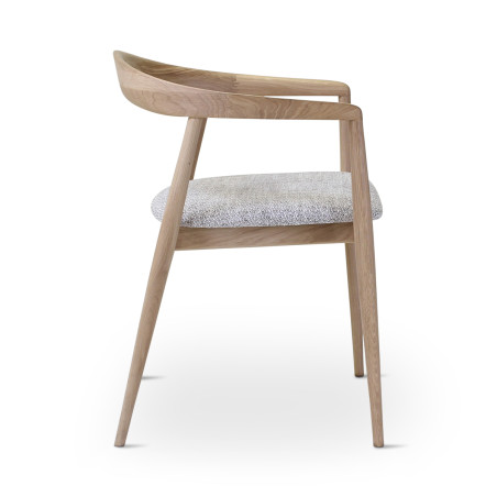 Chaise en chêne PURA avec coussin gris - Vue de profil I Axodeco.fr