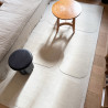 Tapis Terra IDAHO coloris Écru I Collaboration Cécile Siméone - ambiance 01 I Axodeco.fr