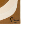 Tapis EchoIDAHO coloris Camel I Collaboration Cécile Siméone - zoom signature I Axodeco.fr